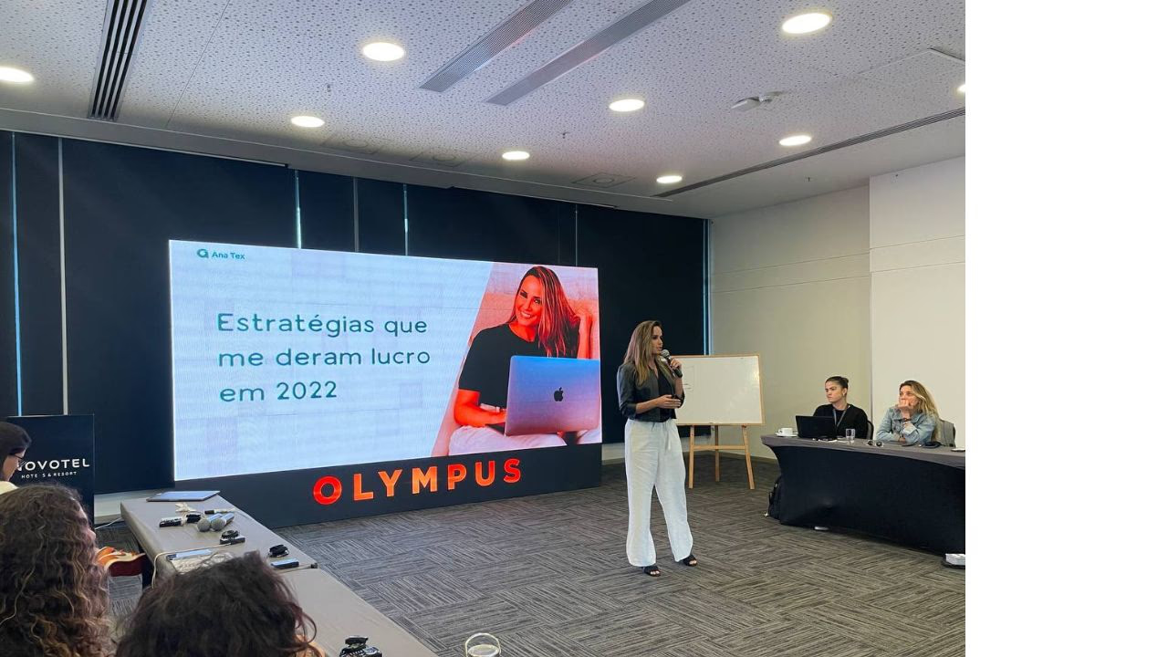 Ana Tex durante uma palestra