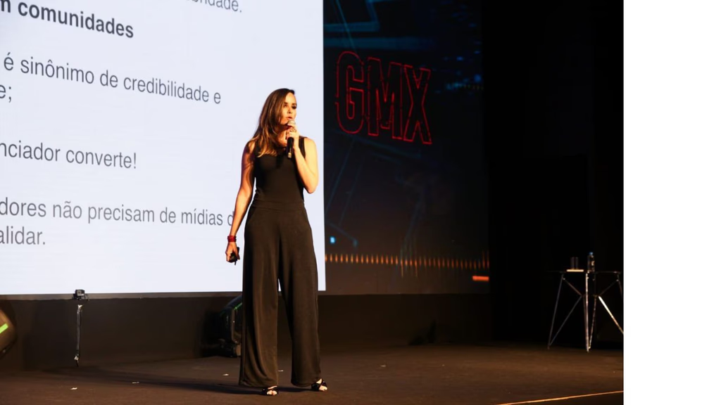 Ana Tex no palco durante apresentação